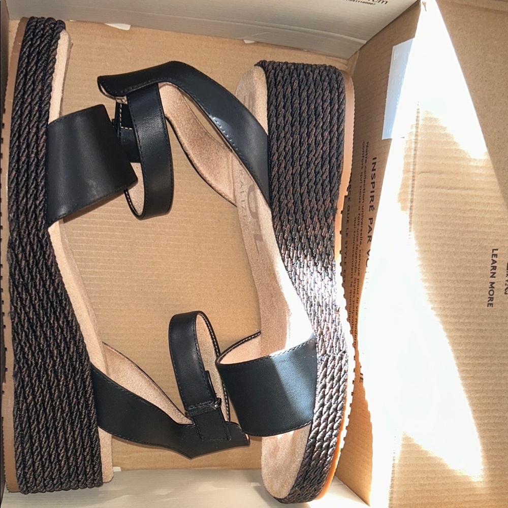 Naturalizer Black and Tan Wedge Sandals